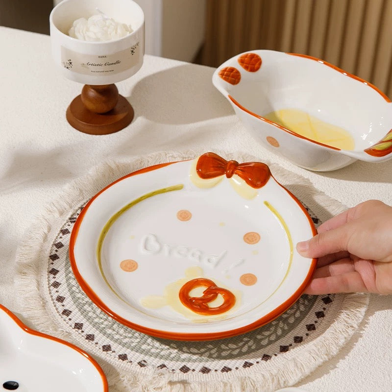 Piatto in ceramica con frome di biscotti in rilievo