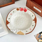 Piatto in ceramica goffrata, modellato a forma di fragola e dipinto a mano.