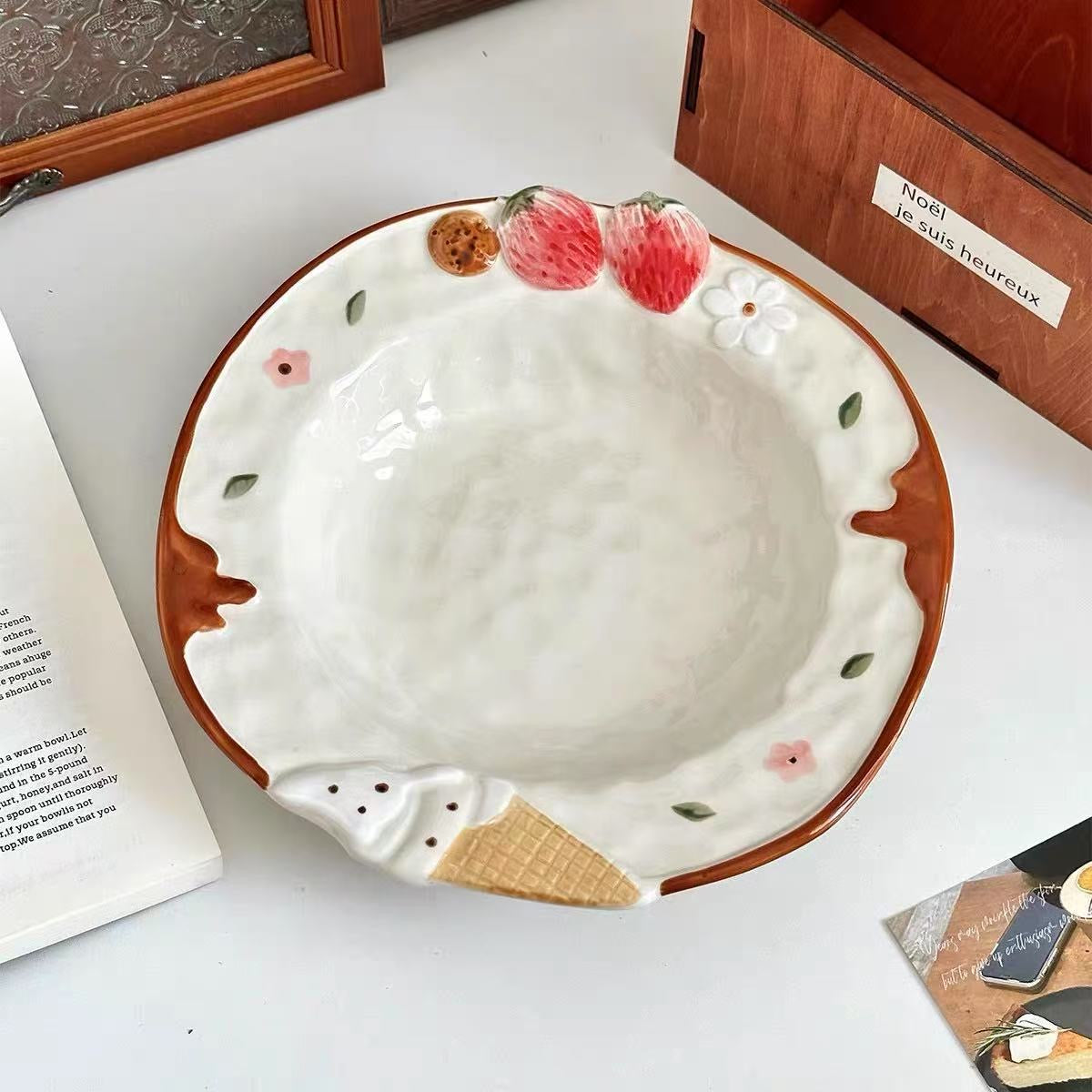 Piatto in ceramica goffrata, modellato a forma di fragola e dipinto a mano.