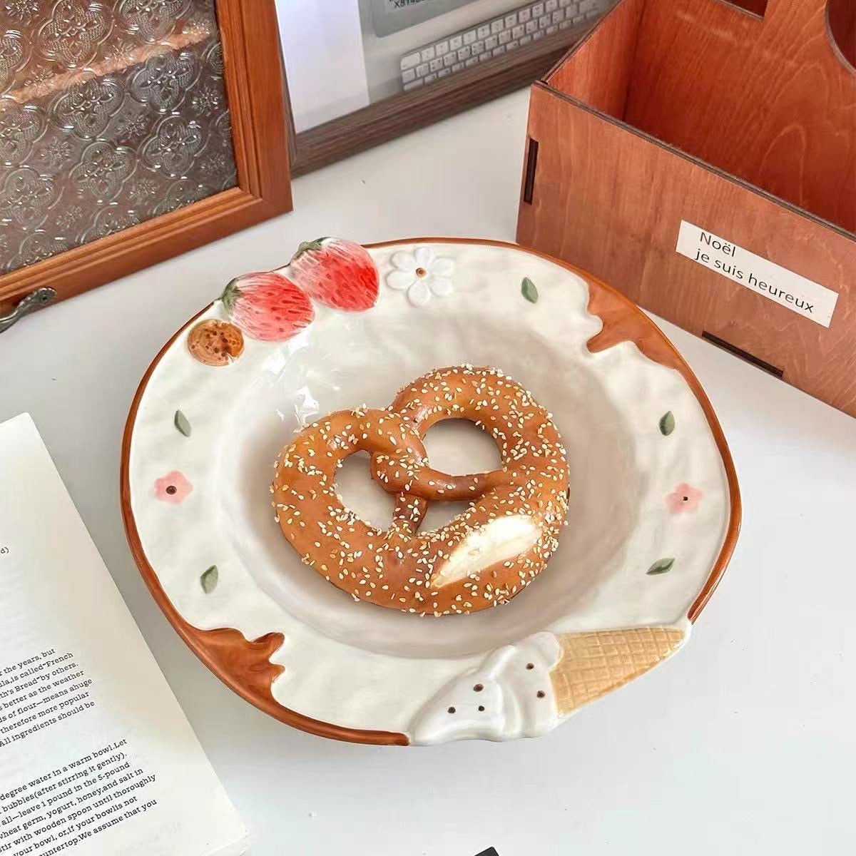 Piatto in ceramica goffrata, modellato a forma di fragola e dipinto a mano.