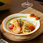 Piatto in ceramica con frome di biscotti in rilievo