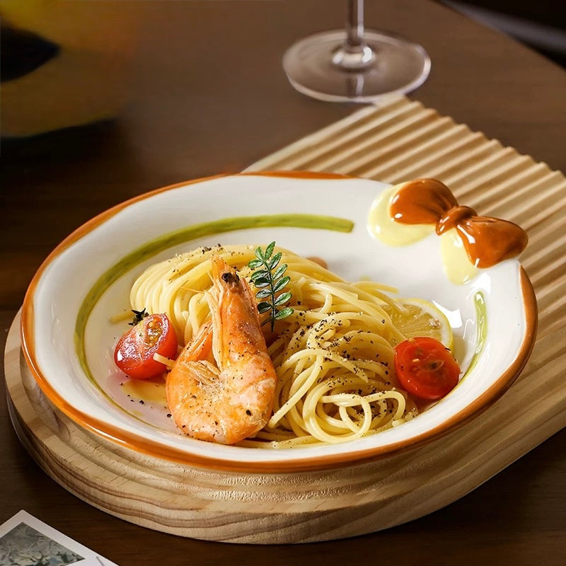 Piatto in ceramica con frome di biscotti in rilievo