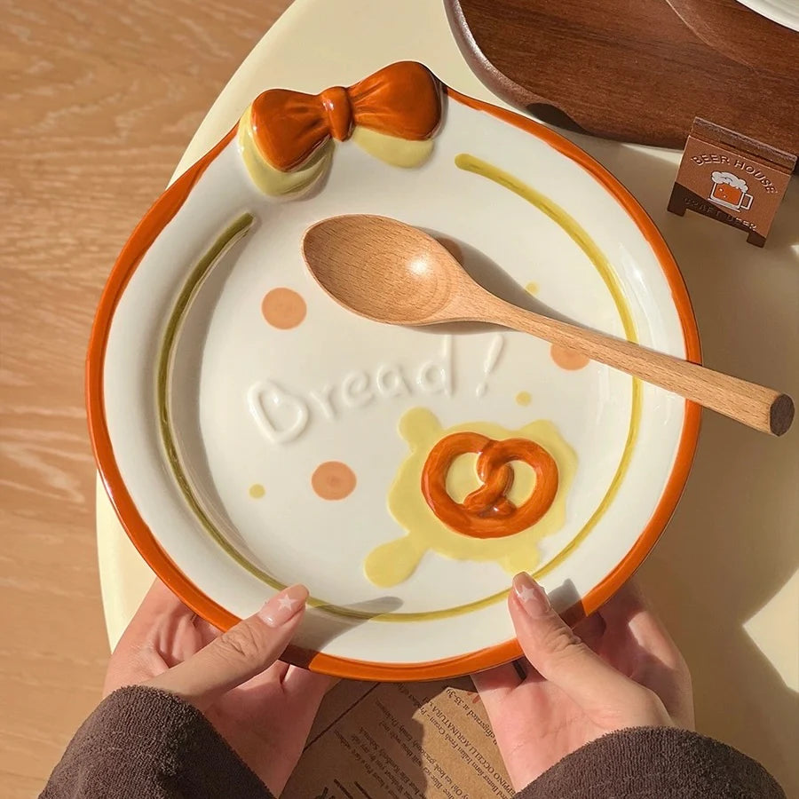 Piatto in ceramica con frome di biscotti in rilievo