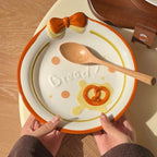 Piatto in ceramica con frome di biscotti in rilievo