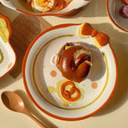 Piatto in ceramica con frome di biscotti in rilievo