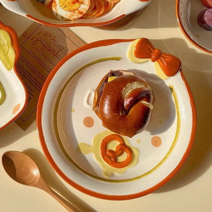 Piatto in ceramica con frome di biscotti in rilievo