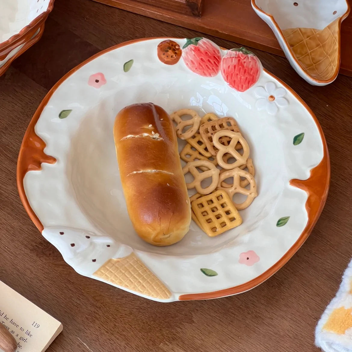 Piatto in ceramica goffrata, modellato a forma di fragola e dipinto a mano.