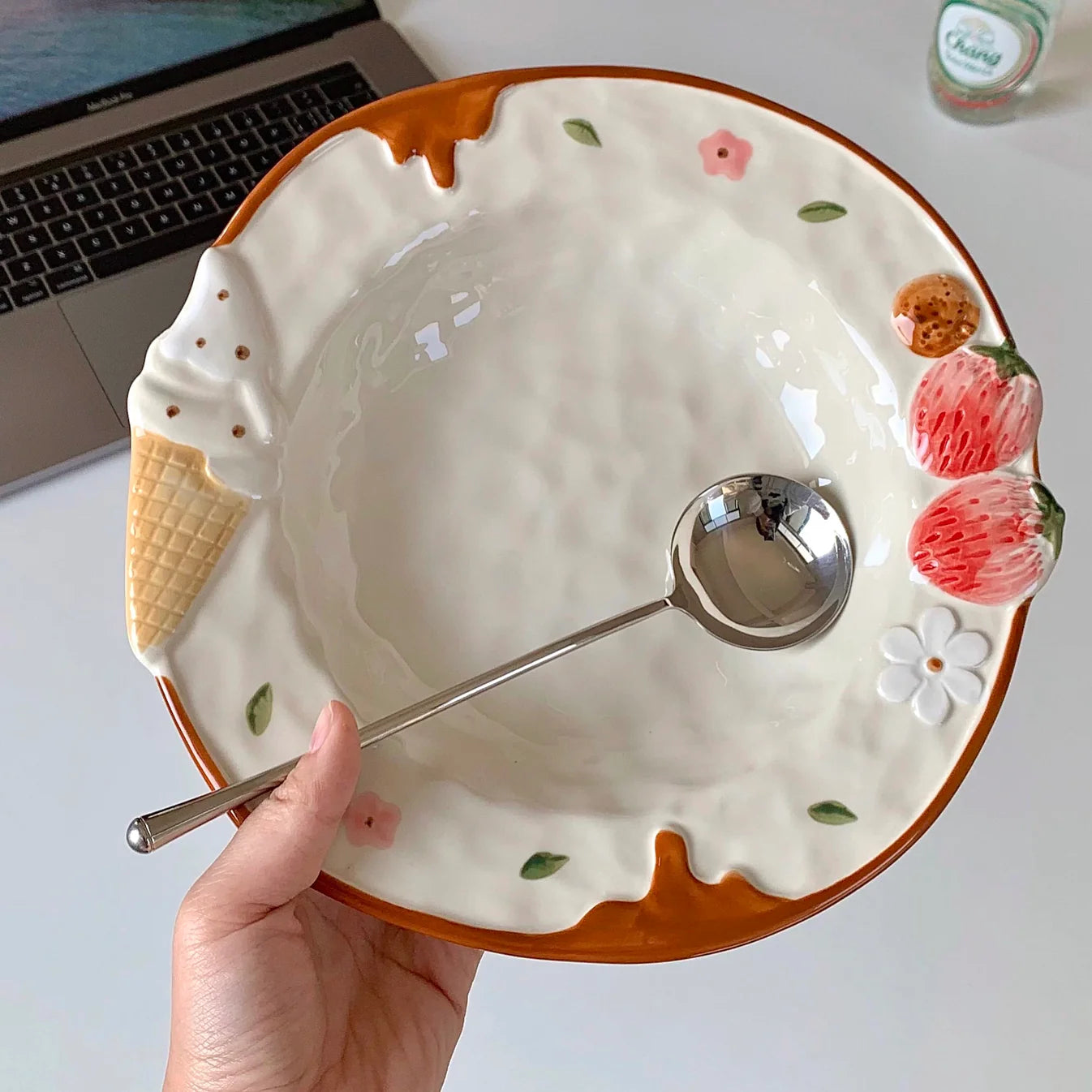 Piatto in ceramica goffrata, modellato a forma di fragola e dipinto a mano.